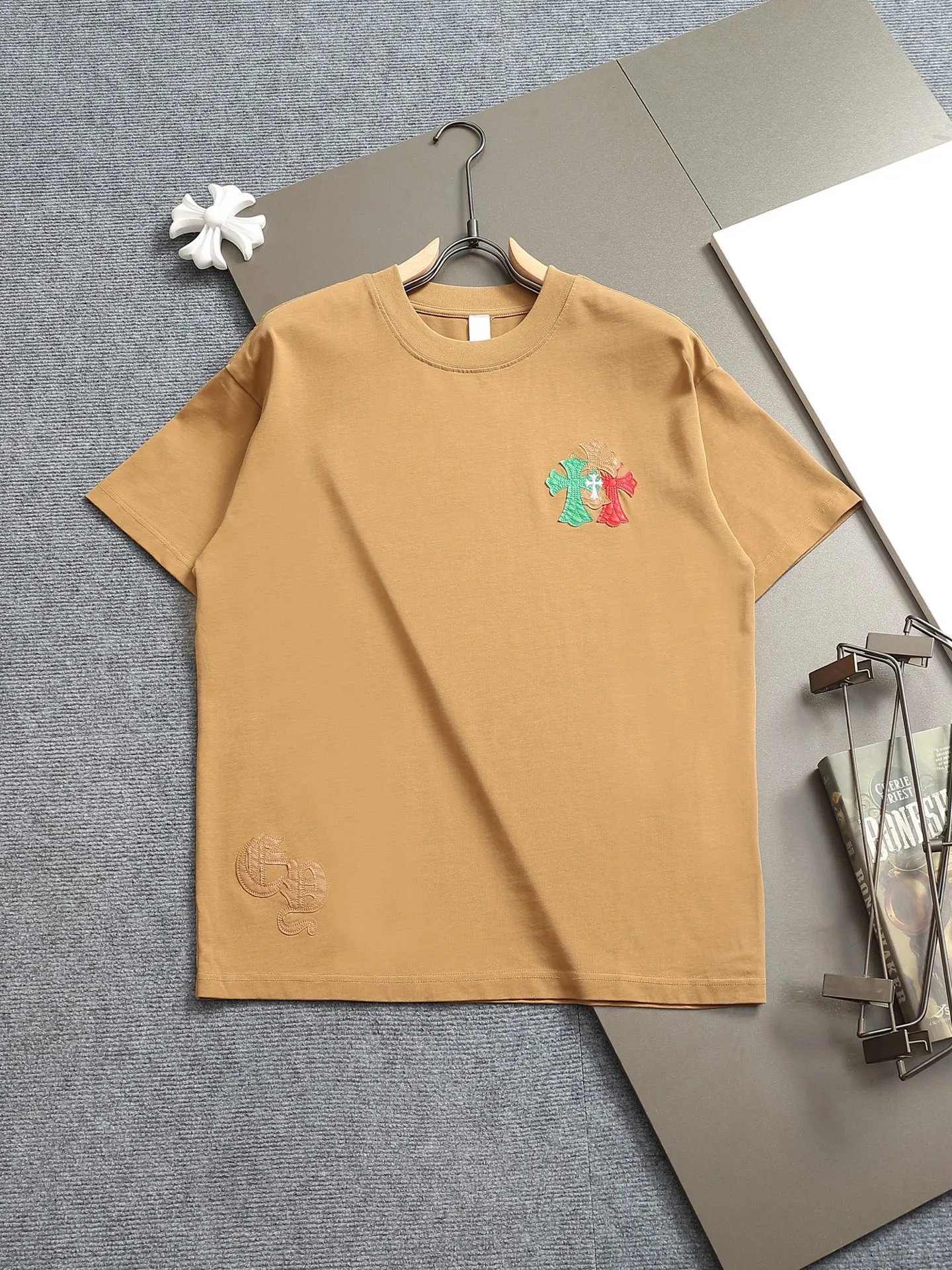 🅿️220 Chrome hearts ch Chrome hearts cross leather short-sleeved T-shirts. Large version. Loose and stylish. The difference is the low version, the slim version, the upper body and the crotch. 100% commitment: top quality, not fast food. The highest version on the market. Top quality, 320 grams. 26 custom-dyed double yarn cotton, same style for men and women, complete with three standards. Color: Black White Khaki Size: XS-L Size chart: